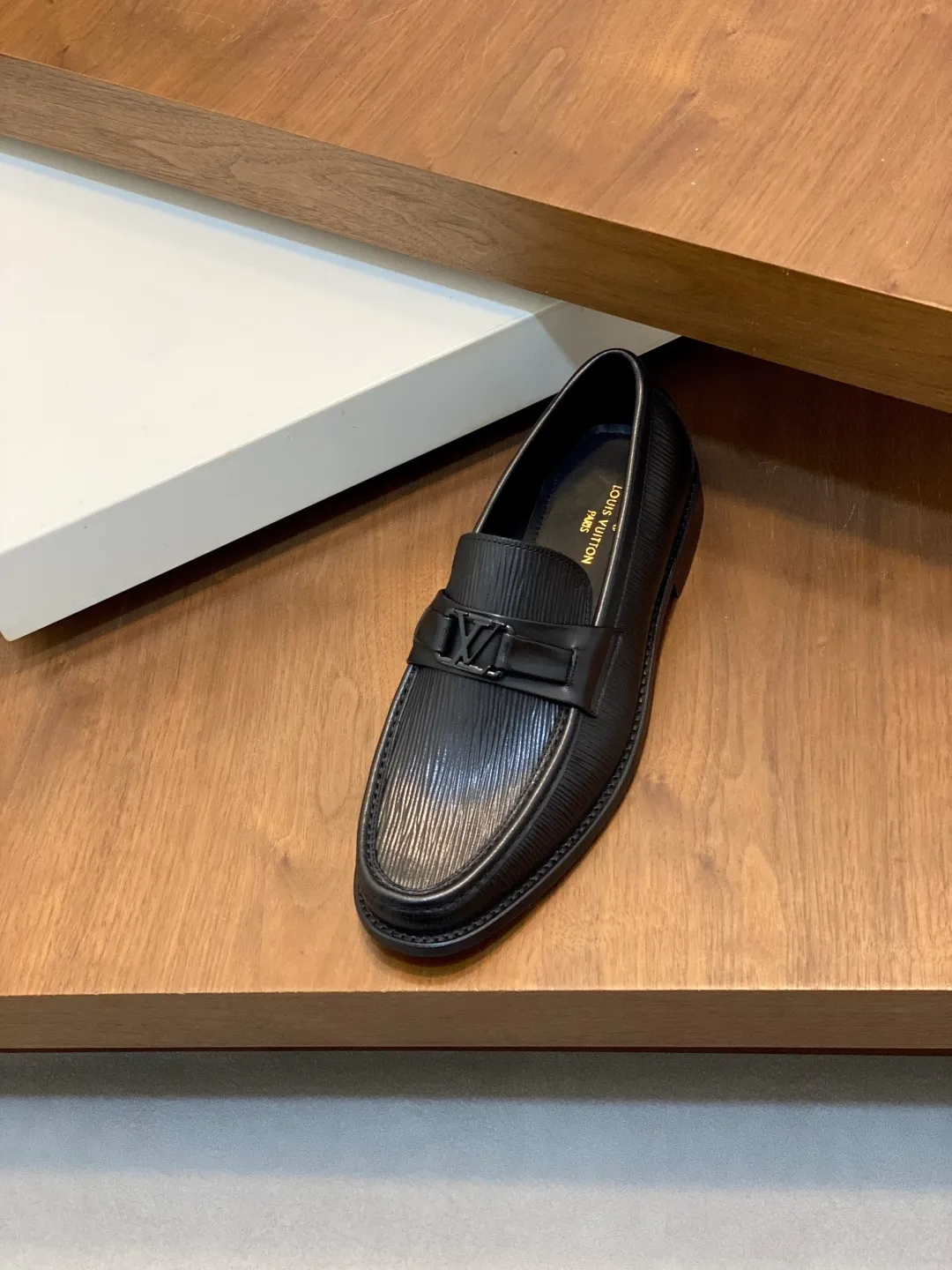 💰920 LV GLOVE slip-on loafers, top quality products produced in Guangzhou, ready for sale! These LV Glove loafers are made of selected soft crystal sheep leather. The leather surface has a slightly wrinkled texture and a very high-end texture. Each pair is unique. The leather surface is light and soft, with a delicate texture and good luster. It is a classic loafer style, with exquisite handmade mark stitching on the toe, and a square toe configuration to highlight the classic style. The horizontal band has hot-printed LV three-dimensional letters, semi-solid handcrafts and a genuine leather outsole, and a rubber patch on the heel to create wear-resistant performance and comfort. One of the must-have loafers for men! Comes with full original packaging! Code number: 39-40-41-42-43-44 (45 customized) standard leather shoe code